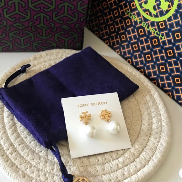 Tory Burch Gold Logo Pearl Drop Earrings - Picture 10 of 12